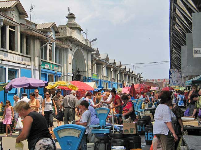 Фото достопримечательностей Одессы и Одесской области: На Привозе. Здание фруктового пассажа еще не отреставрировано