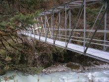 Мост через бурную речку (Непал)