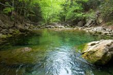 Голубое озеро недалеко от водопада "Серебряные струи"