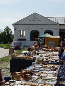 Торговые ряды. Здесь большое множество сувениров и изделий народных мастеров (Золотое Кольцо России)