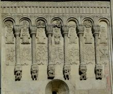 Дмитриевский собор. Резьба на фасаде крупным планом (Золотое Кольцо России)