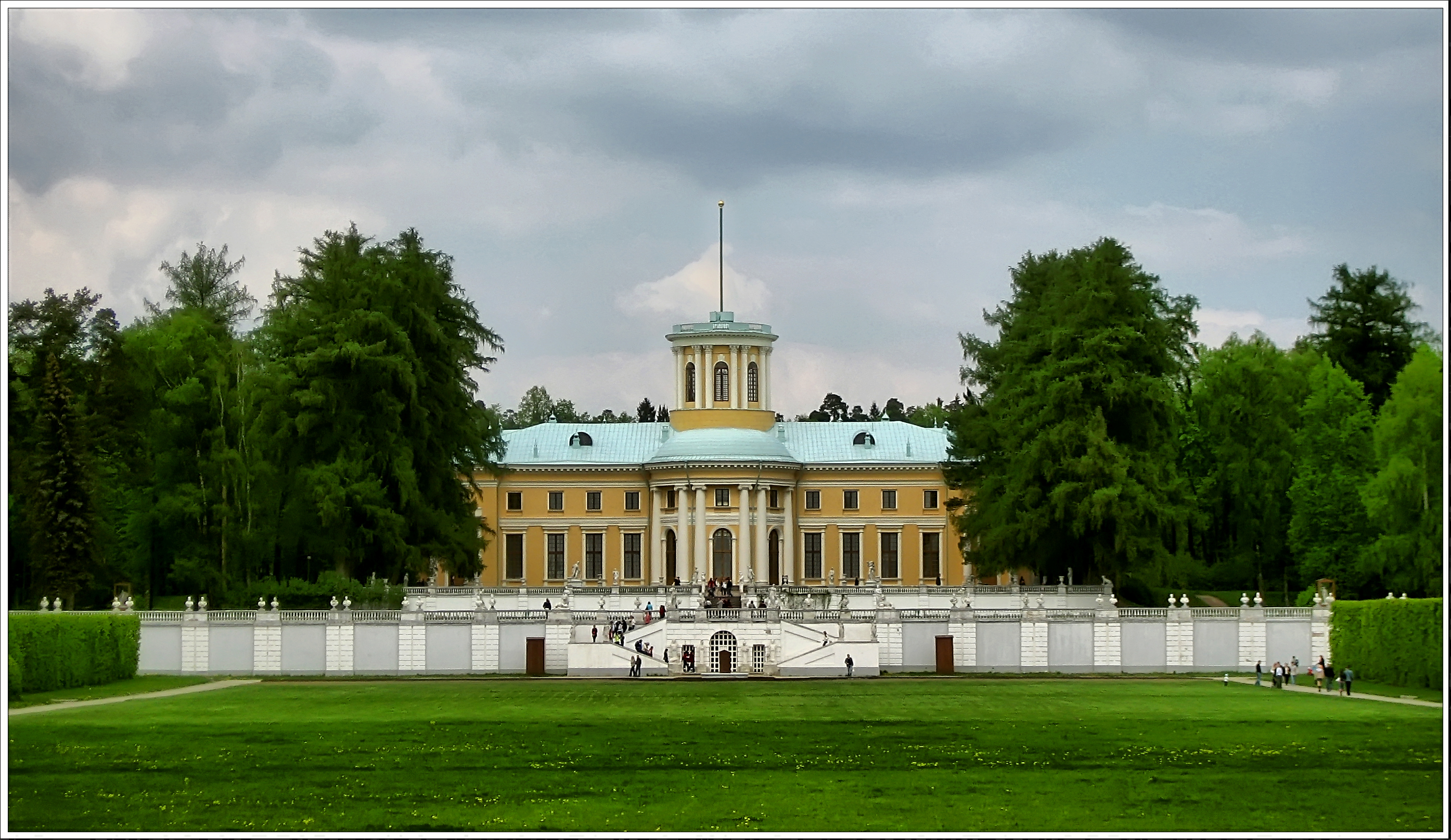 Фото достопримечательностей Москвы и Подмосковья: Фасад дворца со стороны парка