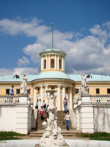 Фонтан "Амур с дельфинами" напротив дворца Архангельского