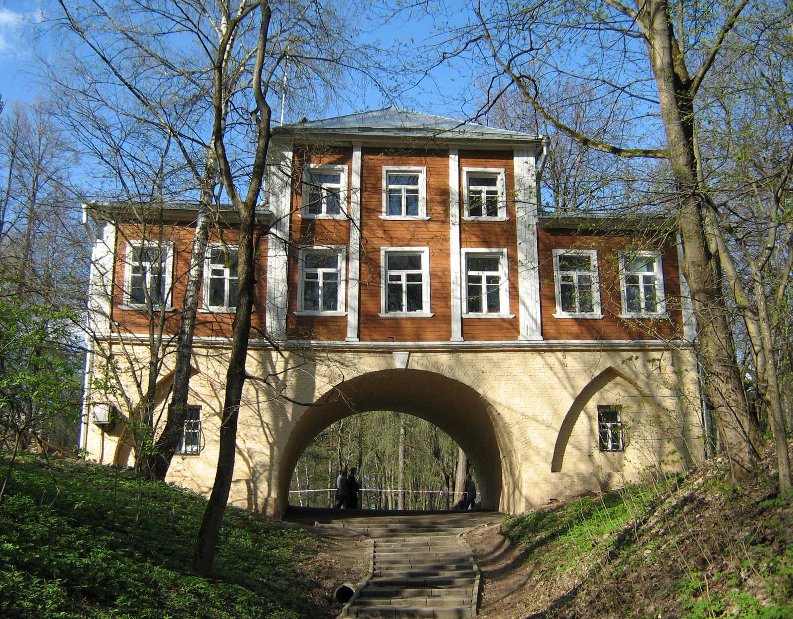 Фото достопримечательностей Москвы и Подмосковья: Каменная кладовая над оврагом. Перестроена в 1815-1816 г. архитектором И. Бове