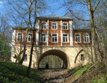 Каменная кладовая над оврагом. Перестроена в 1815-1816 г. архитектором И. Бове (Москва и Подмосковье)