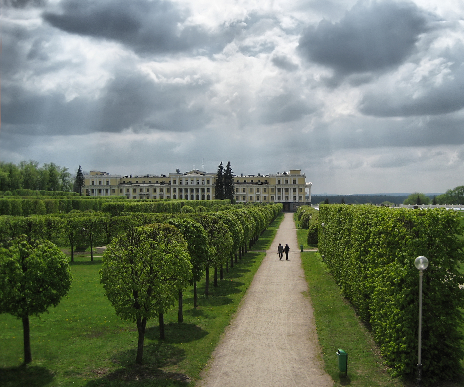 Фото достопримечательностей Москвы и Подмосковья: Вид на регулярный парк и санаторий со стороны дворца