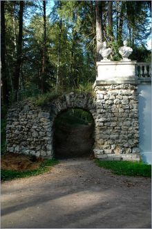 Арка-руина на выходе из трельяжной аллеи (Москва и Подмосковье)