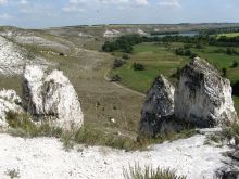На самой вершине вид еще красивее, виднеется озеро