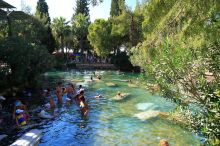 Бассейн Клеопатры в Памуккале. Находится над известняковыми террасами. Вода в бассейне 35-36 градусов. (Турция)