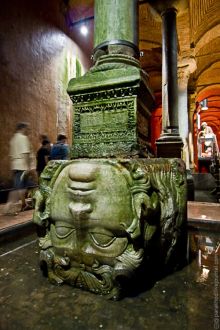 Колонна в базилике Цистерна (Турция)