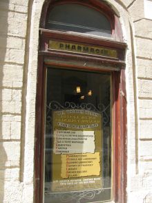 Вывеска на входе в аптеку-музей (Львов и область)