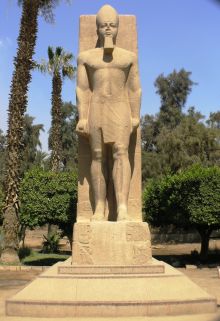 Статуя фараона Рамзеса II в Мемфисе (Египет)