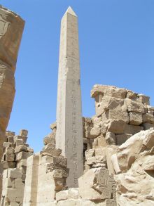 Обелиск в честь царицы Хатшепсут в Карнакском комплексе (Египет)