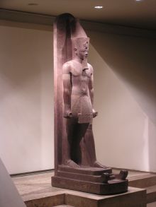 Статуя фараона Тутанхамона в Луксорском музее (Египет)