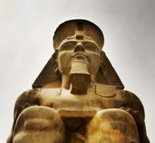 Статуя фараона Рамзеса II в Луксорском музее (Египет)