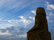 Одна из статуй колоссов Мнемнона (Египет)