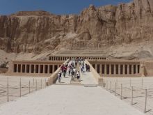 Храм царицы Хатшепсут в Луксоре у подножия горы (Египет)