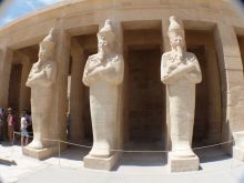 Статуи в храме царицы Хатшепсут (Египет)