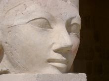Лик царицы Хатшепсут в храме Хатшепсут. Она стала 5-м фараоном из 18-й династии Древнего Египта и правила дольше, чем любая другая женщина египетской династии (Египет)
