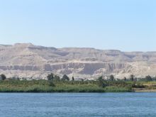 Природа Луксора: Нил, пальмы, скалы с храмами и гробницами (Египет)