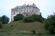 Олеский замок находится на вершине холма (Львов и область)