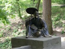 Бронзовая статуя "Мудрец" возле китайского мостика