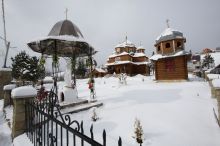 Во дворе церкви в селе Паляница (Карпаты и Закарпатье)
