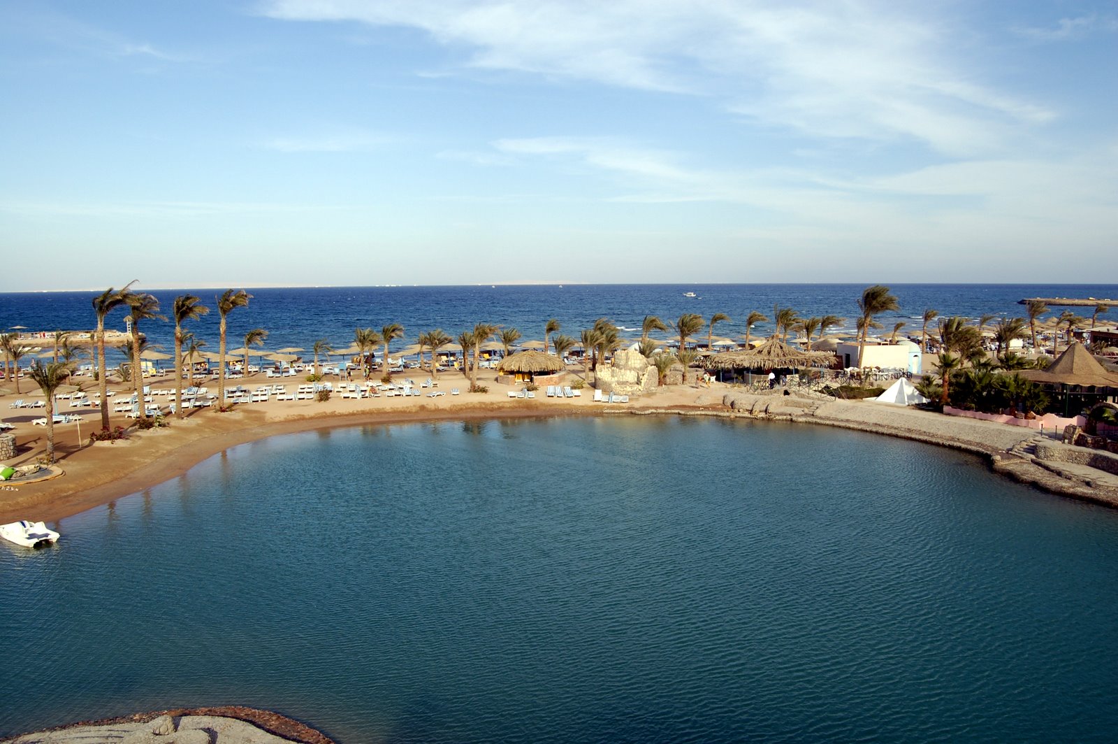 Фото достопримечательностей Египта: Вдоль побережья Хургады вереница пляжей и отелей