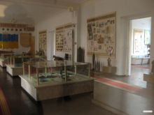 Музей Сергиевского артиллерийского училища. Было закрыто, поэтому фотографировали через стекло входной двери (Одесса и область)