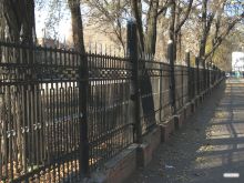 Металлическая ограда Сергиевского артиллерийского училища, в качестве опор которой использованы стволы пушек Русско-Турецкой войны (Одесса и область)