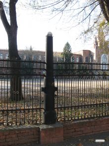 Фрагмент ограды - пушечный ствол с ядром на верхушке (Одесса и область)