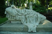 На каменном ложе фигура актрисы Регины Марковской,смерть которой по одной из версий произошла прямо на сцене театра. (Львов и область)