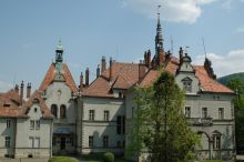 Интересная деталь: в замке 365 окон, 52 комнаты, 12 входов