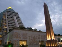 Обелиск возле отеля Raffles Dubai (Объединённые Арабские Эмираты (ОАЭ))