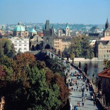 Карлов мост, вид сверху. На мосту находится около 30 статуй и скульптурных групп (Чехия)