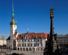 Оломоуц - город в Северной Моравии. Городская площадь и Ратуша (1378 г.), увенчанная 70-метровой башней. Справа - барочная колонна Святой Троицы. (Чехия)