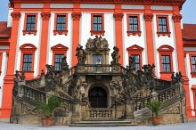 Замок Троя. Парадная лестница, украшенная скульптурами олимпийских богов (Чехия)