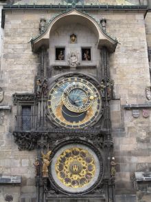 Куранты на ратушной башне в Праге. Каждый час бой курантов сопровождается мини кукольным спектаклем, который собираются посмотреть толпы туристов (Чехия)