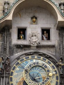 Куранты "Орлой" упоминаются с XV века. По преданию, городские власти ослепили часового мастера, создавшего механизм часов, чтобы такому чуду больше не повториться (Чехия)