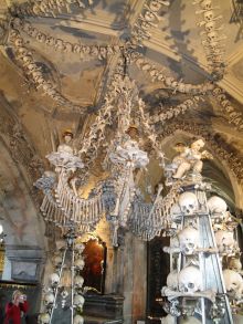 Кутна Гора. Костница. Целая люстра из человеческих костей (Чехия)