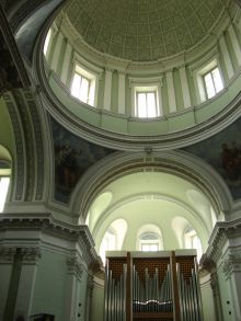 Костел Иоанна Крестителя. Вид на купол и орган