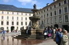 Фонтан во втором дворе Пражского Града (Чехия)