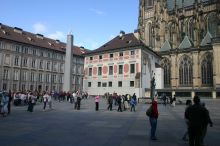 Третий двор Пражского Града: обелиск жертвам I мировой войны, собор Св. Витта, конная статуя Св. Георгия (Чехия)