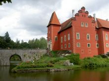 Червена-Лгота. К замку ведет пешеходный каменный мост (Чехия)