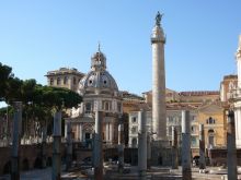 Колонна Траяна. Дверь в основании колонны ведет в зал, где хранится урна с пеплом самого императора.  (Рим)