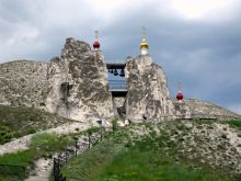 Большой двупрестольный пещерный собор. Перед входом возвышаются меловые, "Богом созданные" столбы - "дивы"