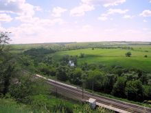 Вдоль заповедника тянется железная дорога. Поэтому в Дивногорье можно добраться и поездом (Европейская часть России)