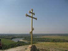 Символический крест на вершине холма (Европейская часть России)