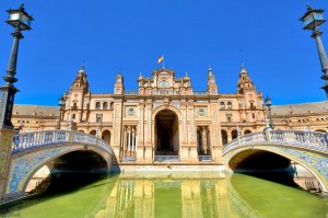 Мосты через канал на площади "Испания", символизирующие четыре древних королевства Испании (Испания)