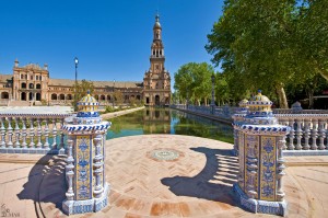 Мозаичная отделка перил и вид на одну из двух башен на площади "Испания" (Испания)